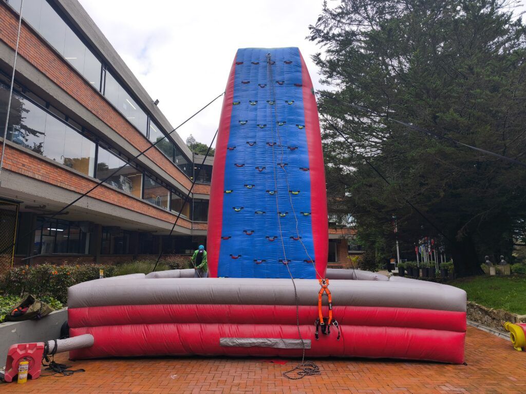 Toro Mecanico Alquiler de inflables Bogotá – Muro de escalar para niños y adultos con arneses y línea de vida certificada, ideal para eventos y fiestas.