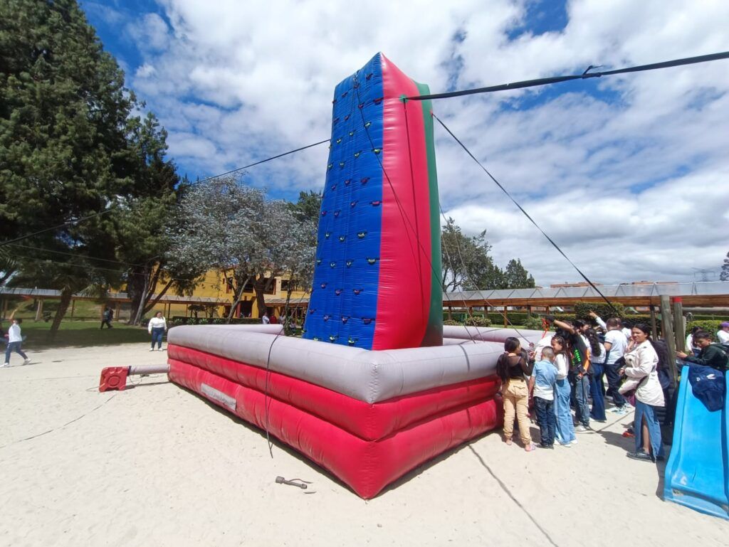 Alquiler de inflables Bogotá – Muro de escalar para niños y adultos con arneses y línea de vida certificada, ideal para eventos y fiestas.